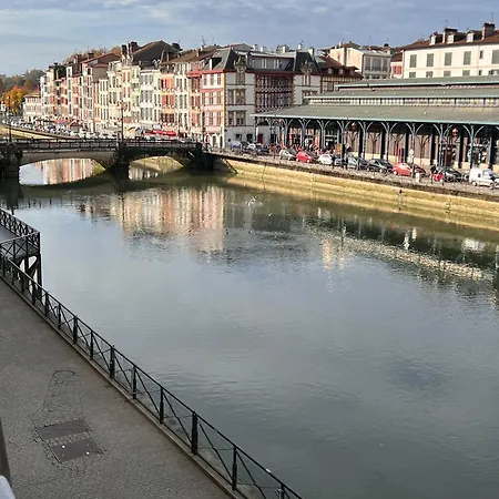 Centre Grand Sur Les Quais