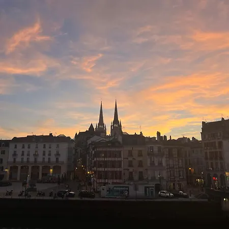 Centre Grand Sur Les Quais * 바욘