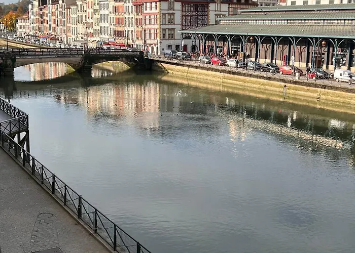 Centre Grand Sur Les Quais