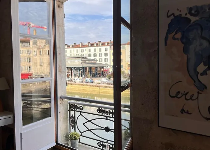 Centre Grand Sur Les Quais 바욘